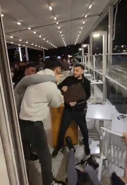 Mersin'in Yenişehir ilçesindeki bir kafede, iki grup genç arasında çıkan