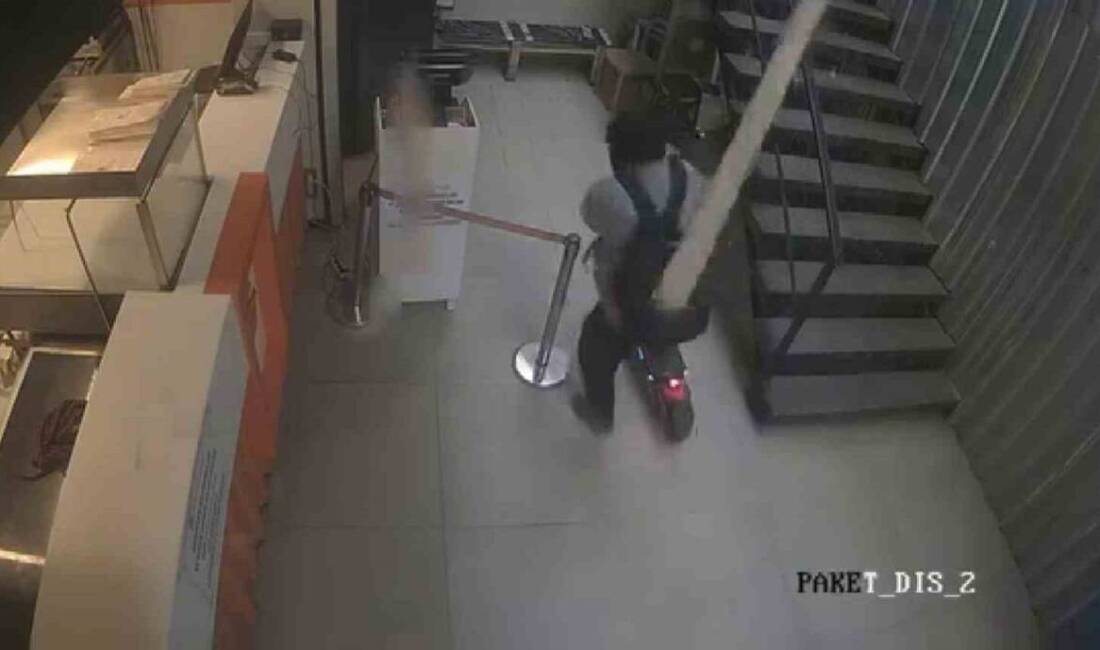 Kadıköy'de kentsel dönüşüm kapsamında yıkım halindeki bir binadan düşen kalas,