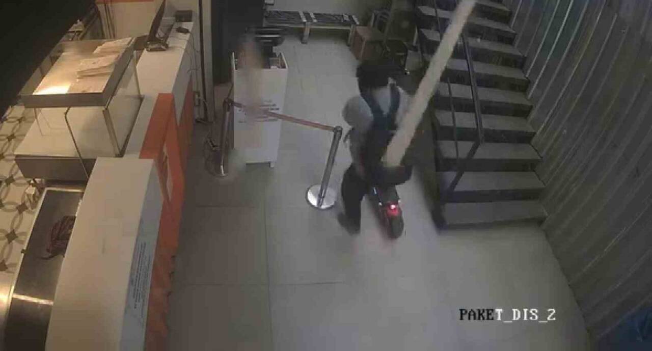 Kadıköy'de kentsel dönüşüm kapsamında yıkım halindeki bir binadan düşen kalas,