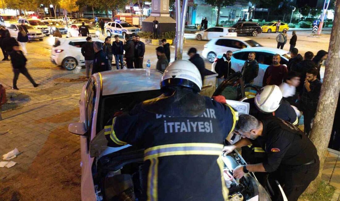 Diyarbakır'ın Ergani ilçesinde, sürücüsünün kontrolünü kaybettiği otomobil iş yeri merdivenine
