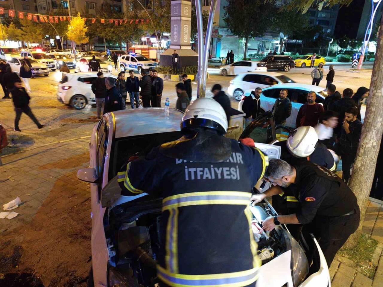 Diyarbakır'ın Ergani ilçesinde, sürücüsünün kontrolünü kaybettiği otomobil iş yeri merdivenine