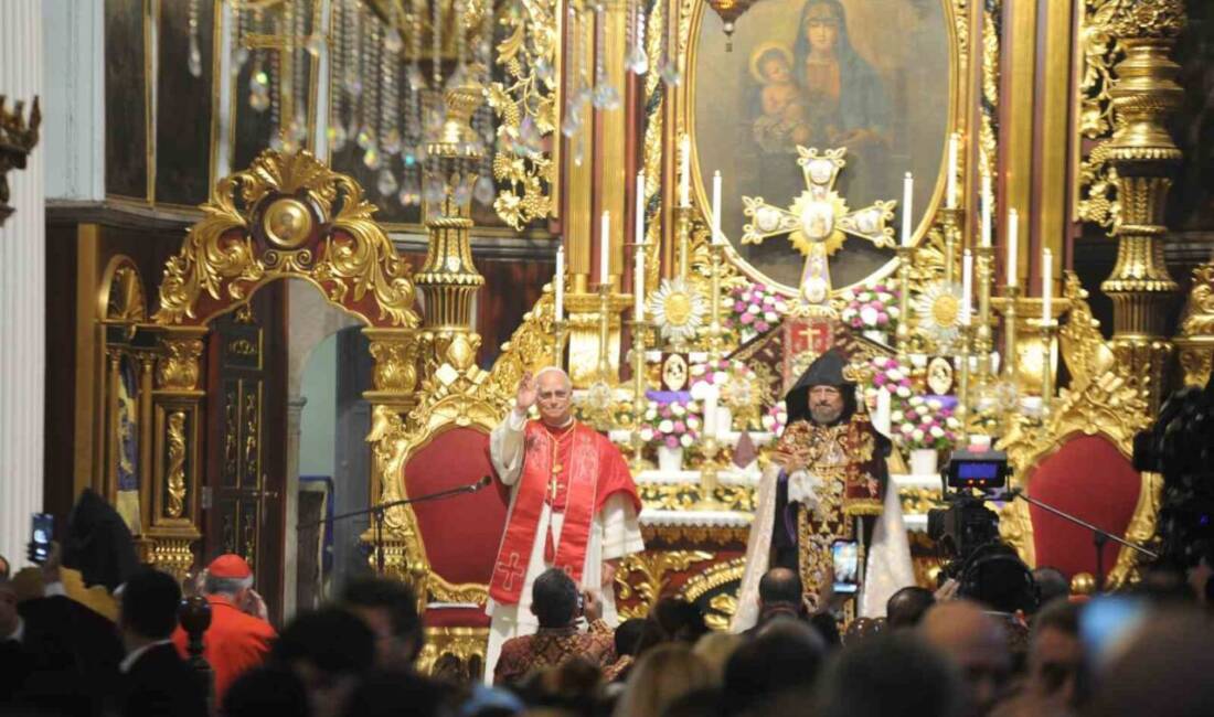 İstanbul'da bulunan Papa 14. Leo, Kumkapı'daki Ermeni Apostolik Katedrali'ni ziyaret