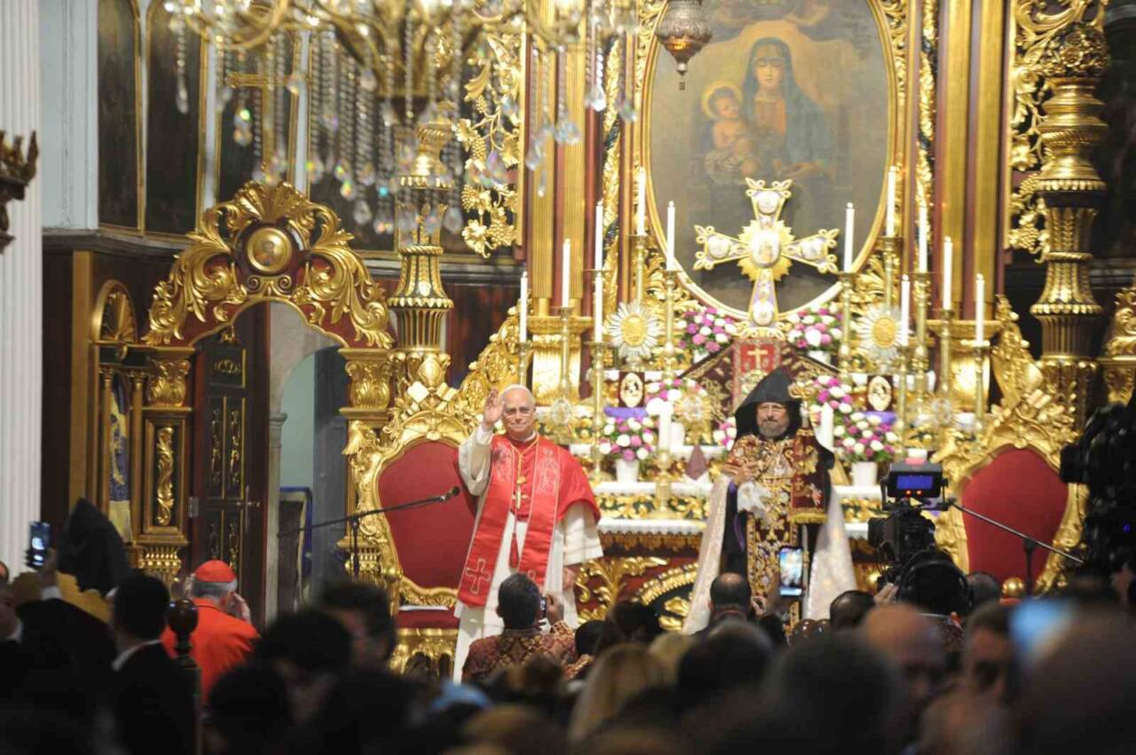 İstanbul'da bulunan Papa 14. Leo, Kumkapı'daki Ermeni Apostolik Katedrali'ni ziyaret