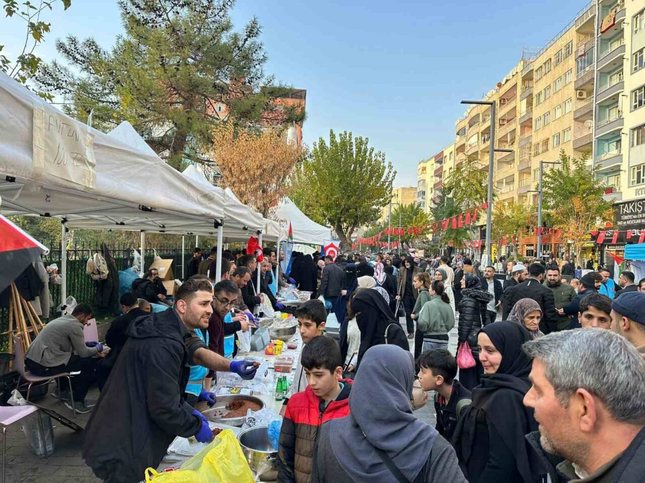 Siirt'te, 25-26 Kasım tarihlerinde Gazze halkı için düzenlenen Hayır Çarşısı'nda