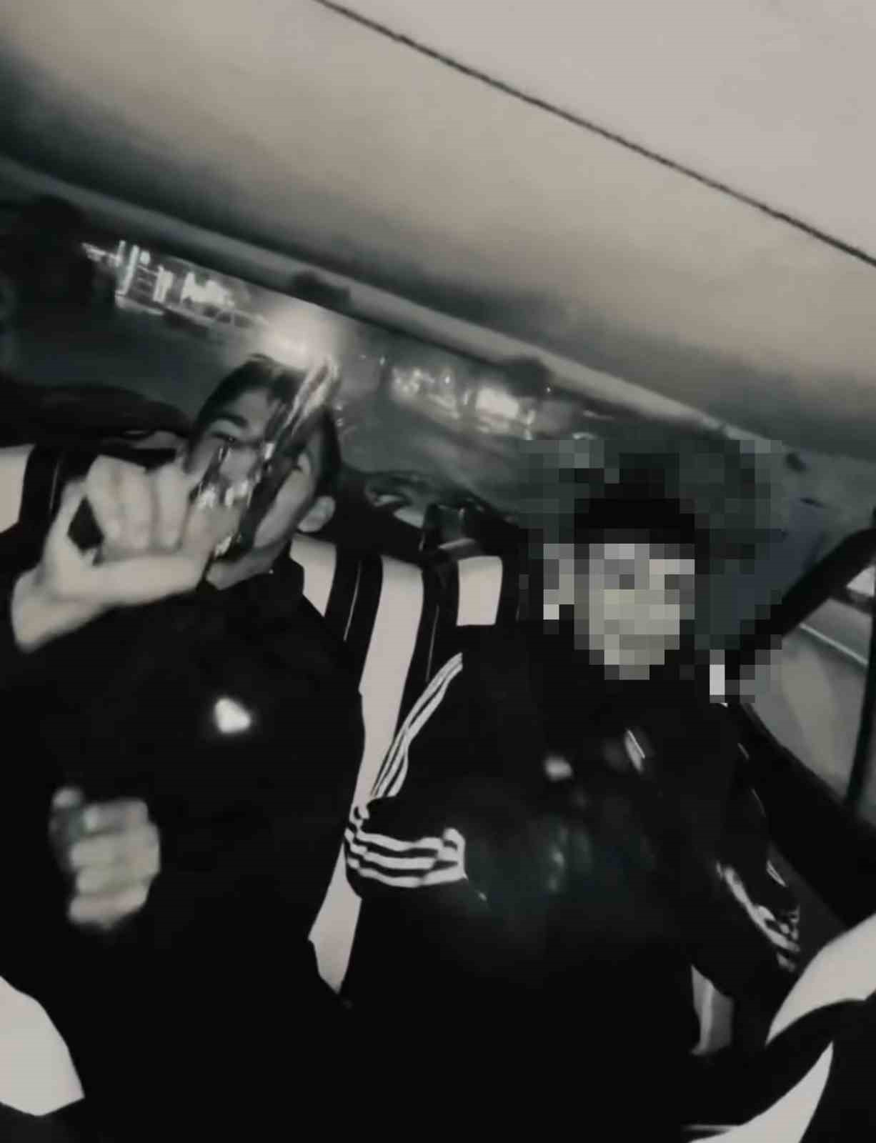 Kahramanmaraş’ın Onikişubat ilçesinde, 17-18 yaşlarındaki gençlerin araç içinde silah tutarak