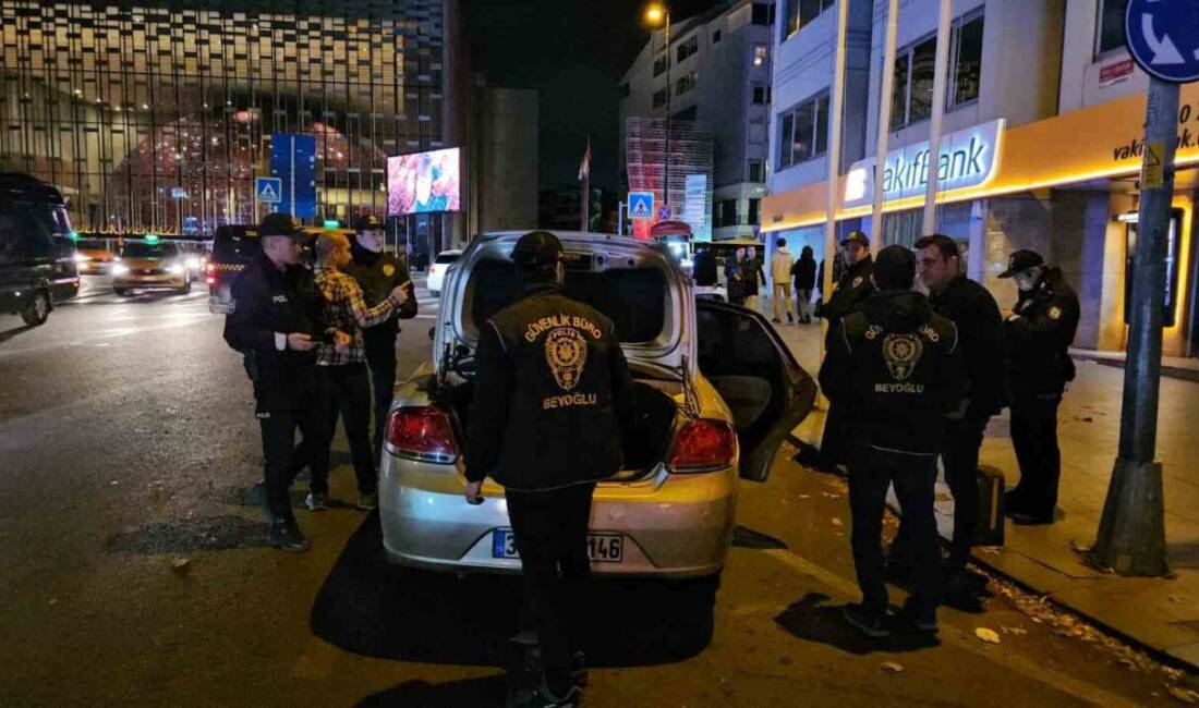 İstanbul'da 'Huzur İstanbul' uygulaması kapsamında çeşitli polis ekipleri denetim gerçekleştirdi.
