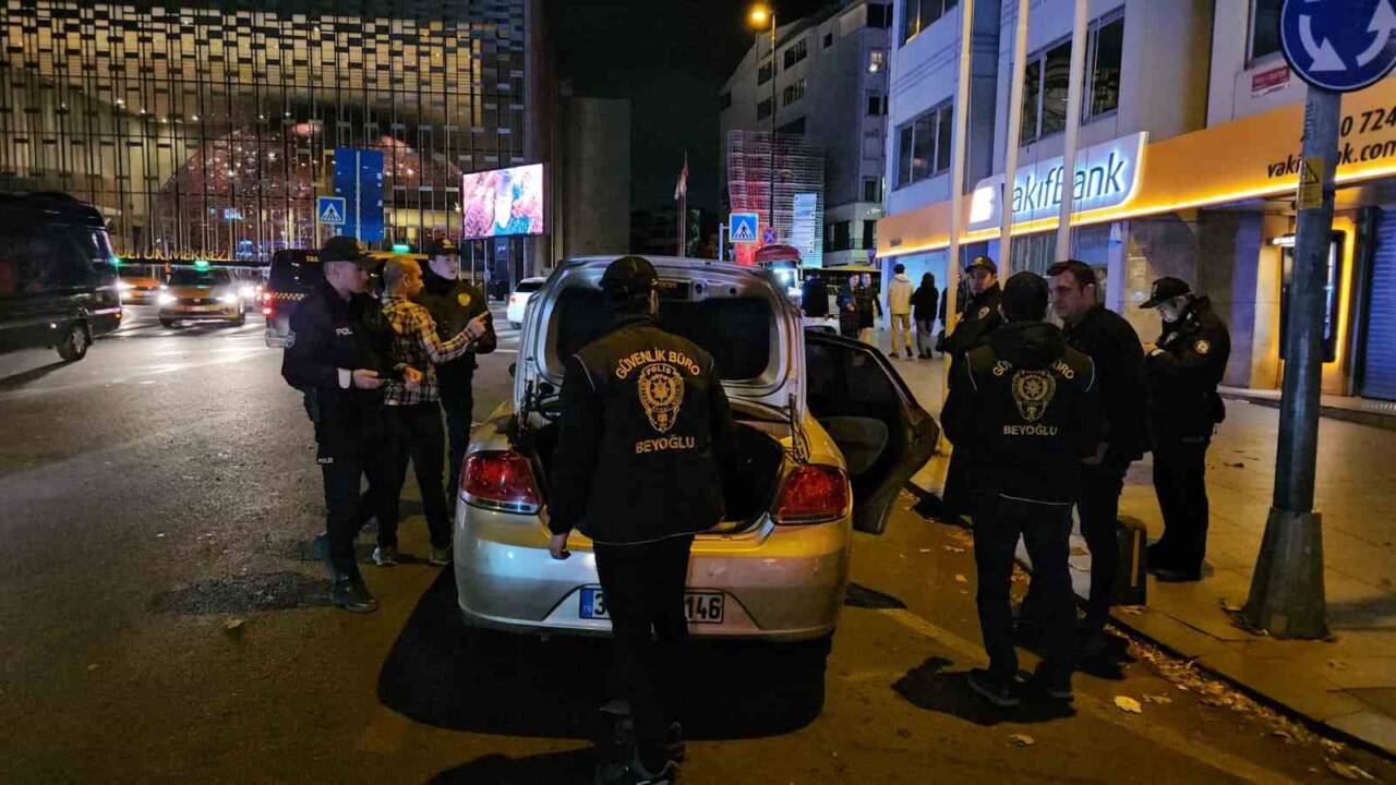 İstanbul'da 'Huzur İstanbul' uygulaması kapsamında çeşitli polis ekipleri denetim gerçekleştirdi.