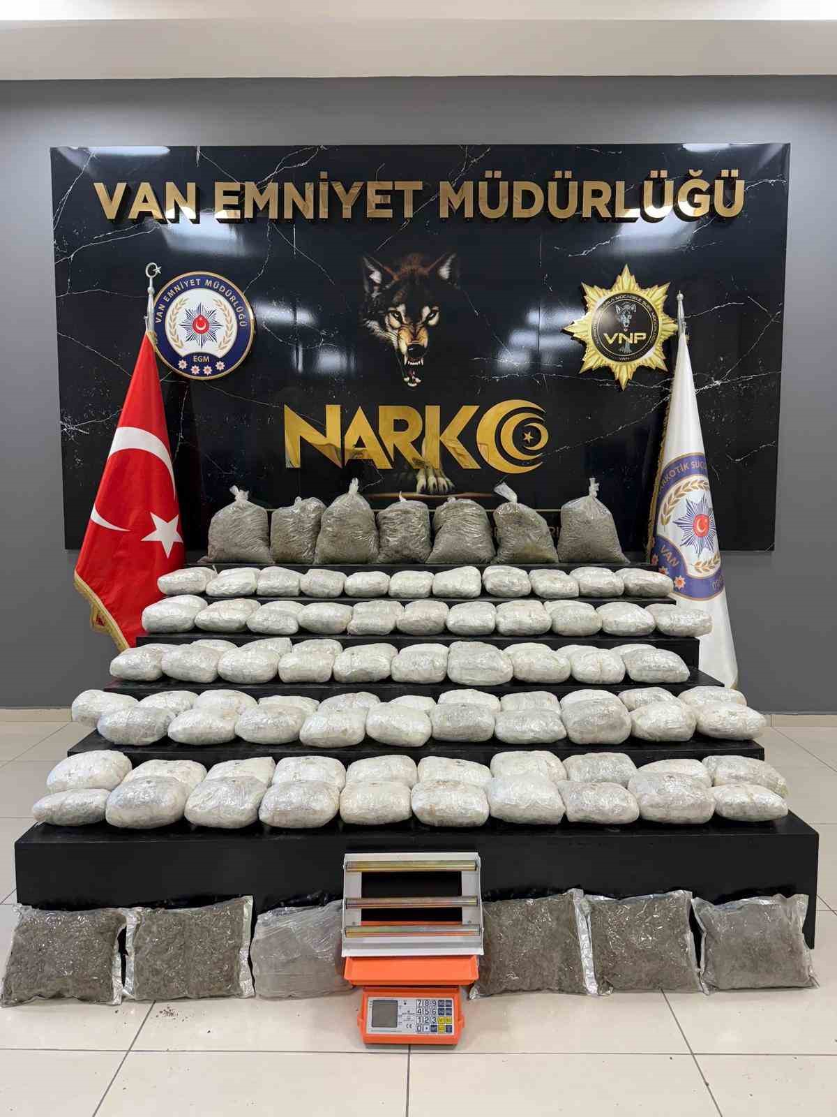 Van'ın Başkale ilçesinde gerçekleştirilen operasyonlarda 134 kilo 460 gram uyuşturucu