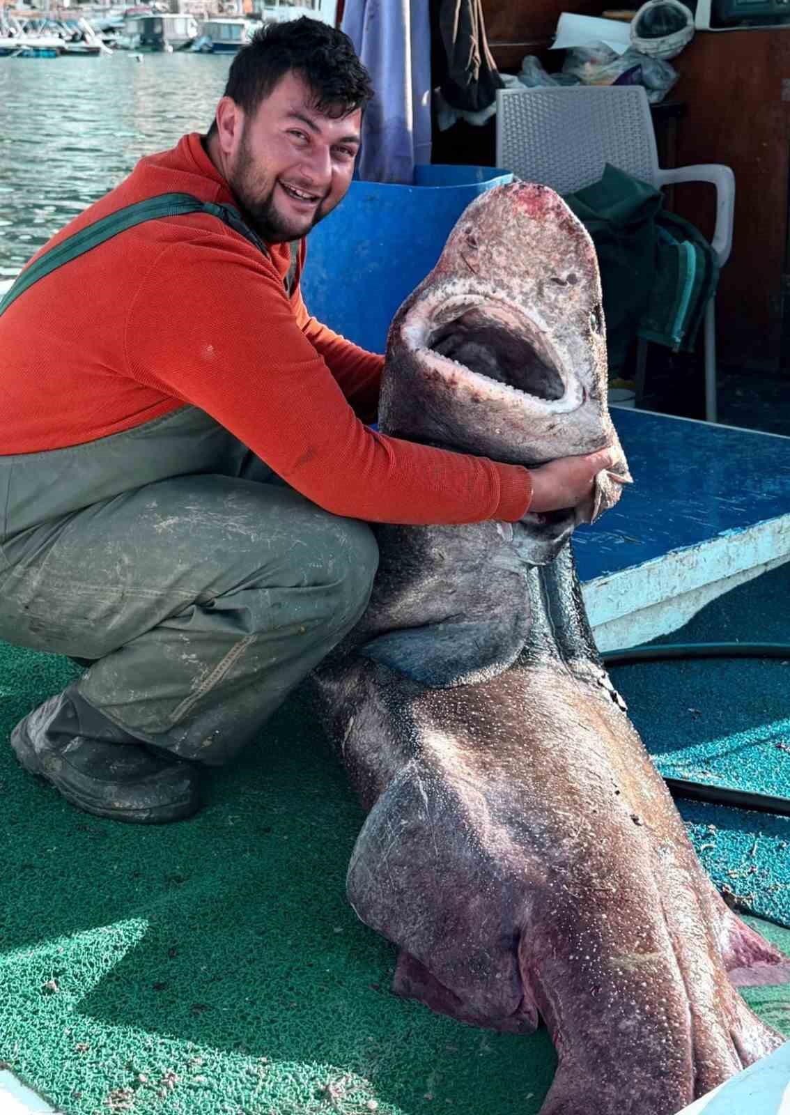 Yalova'nın Çınarcık ilçesinde balıkçı Tuğrul Dilli, Marmara Denizi'nde 4 metre