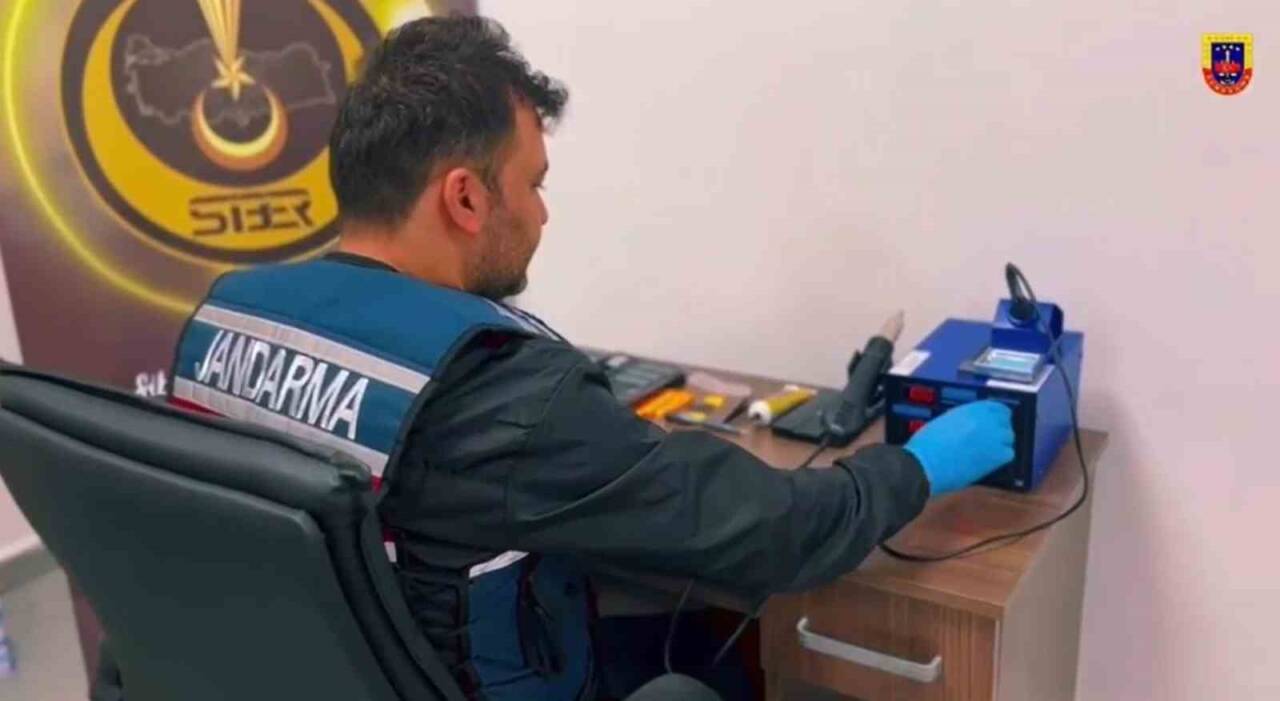 Yalova merkezli düzenlenen siber dolandırıcılık operasyonunda 10 kişi gözaltına alındı.