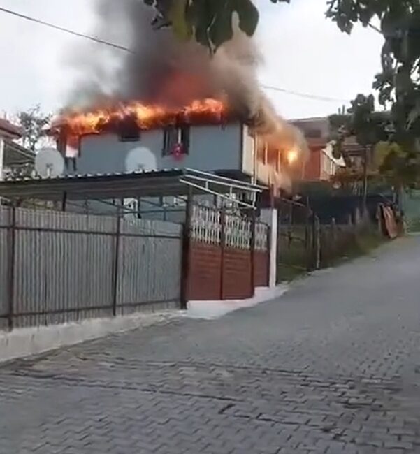Yalova'nın Seyrantepe Mahallesi'nde iki katlı bir binada çıkan yangın, itfaiye