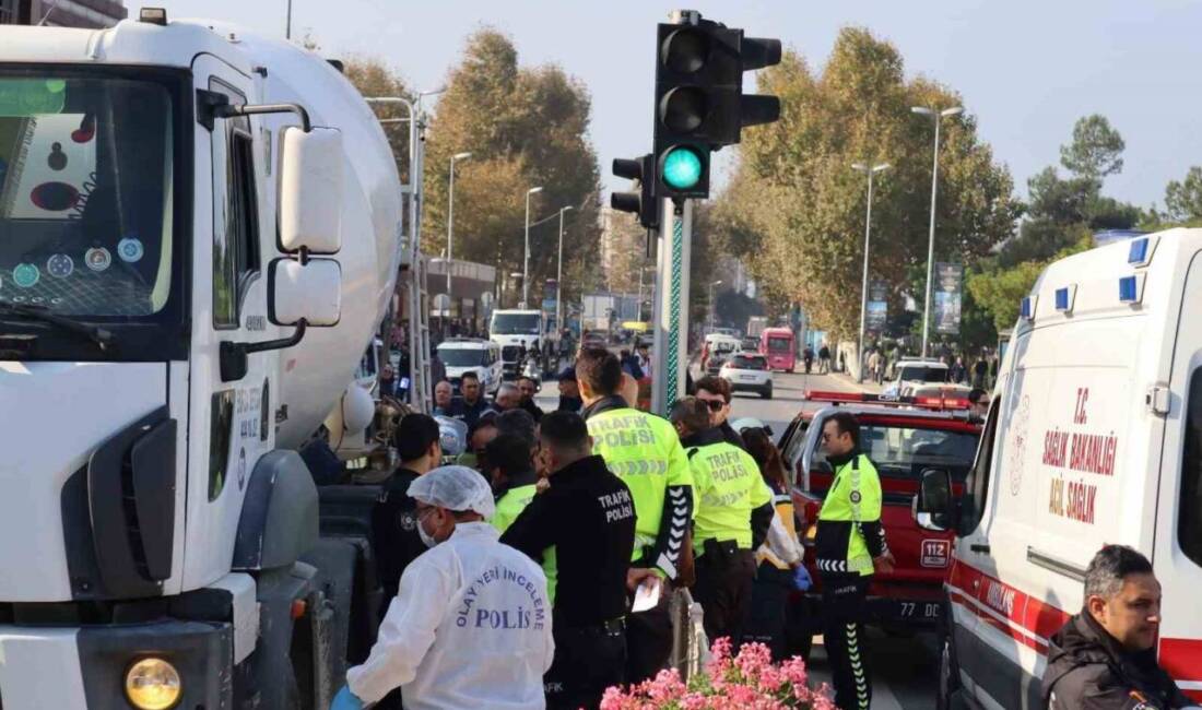 Yalova'da 86 yaşındaki S.Ö., Cengiz Koçal Caddesi'nde trafik ışıklarında geçiş