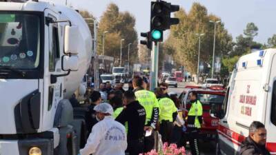 Yalova'da 86 yaşındaki S.Ö., Cengiz Koçal Caddesi'nde trafik ışıklarında geçiş