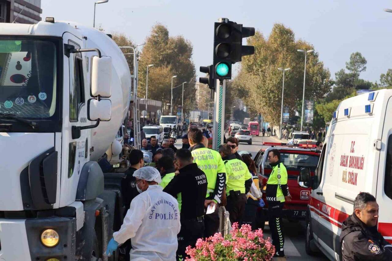 Yalova'da 86 yaşındaki S.Ö., Cengiz Koçal Caddesi'nde trafik ışıklarında geçiş