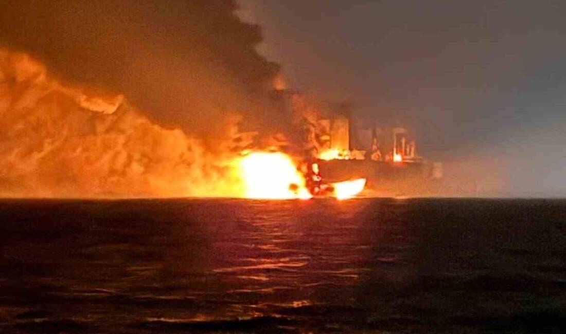 Kocaeli'nin Kandıra ilçesi Kefken açıklarında yangın çıkan yabancı menşeli gemide