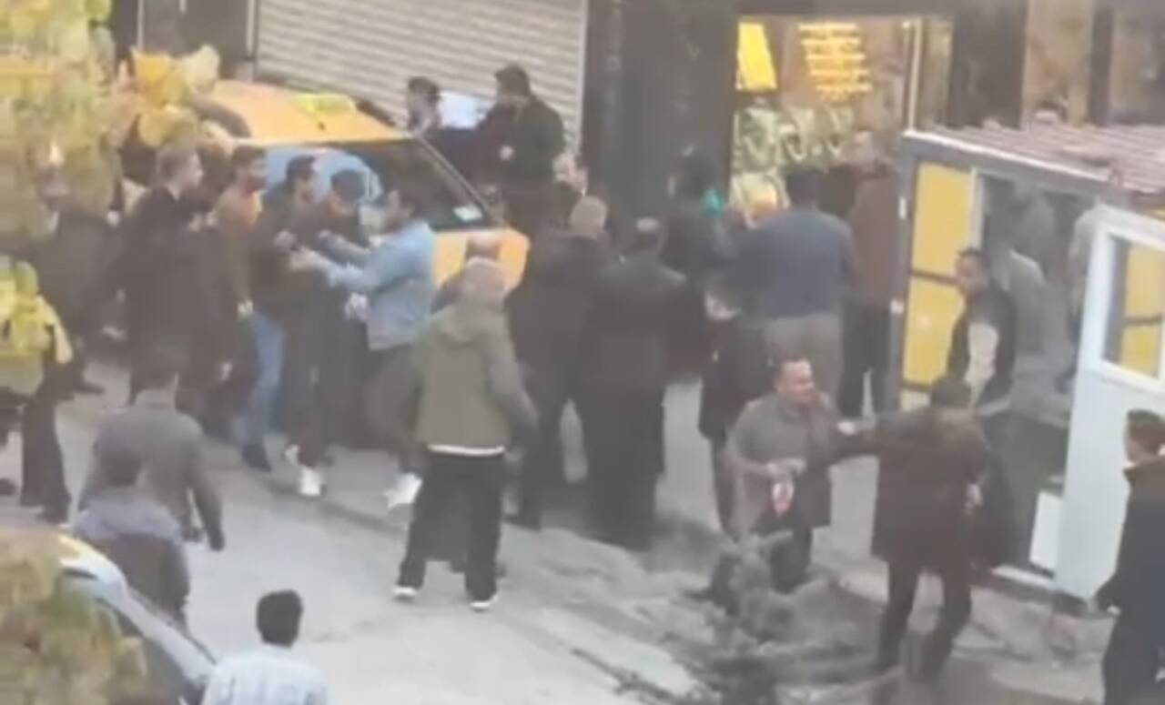 Hakkari'nin Yüksekova ilçesinde Cengiz Topel Caddesi'nde çıkan kavga, polis müdahalesiyle
