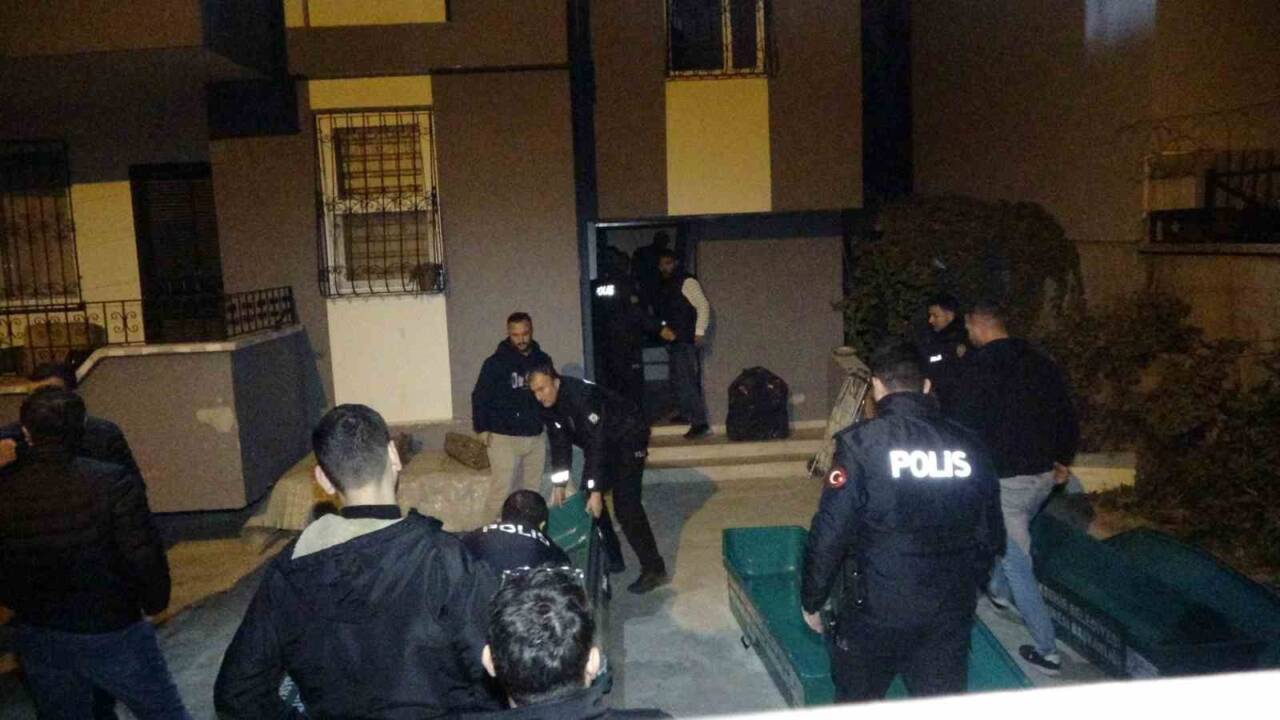 Adana'nın Yüreğir ilçesinde İbrahim Kiracı (46), boşandıktan sonra çocukları Doruk
