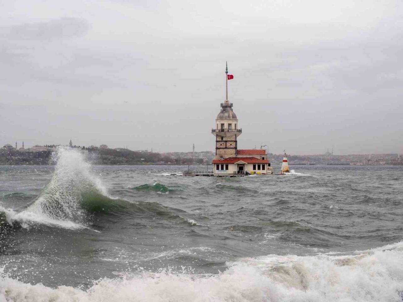 İstanbul, İzlanda kökenli soğuk hava dalgasının etkisine giriyor. AKOM, sıcaklıkların
