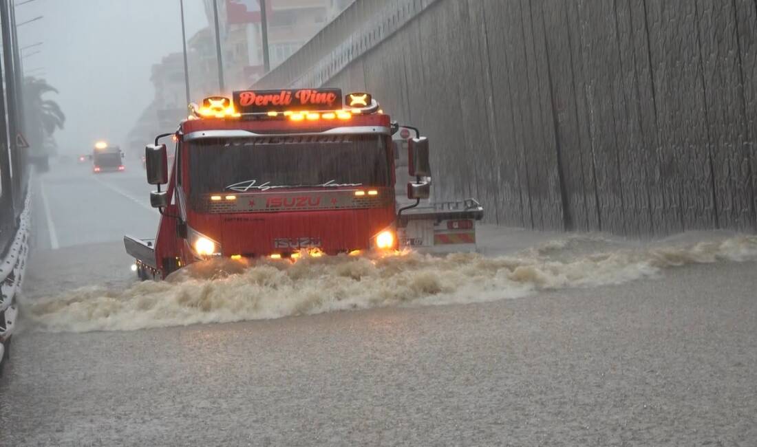 Alanya'da dün akşam başlayan sağanak yağış, bugün şiddetini artırarak yaşamı