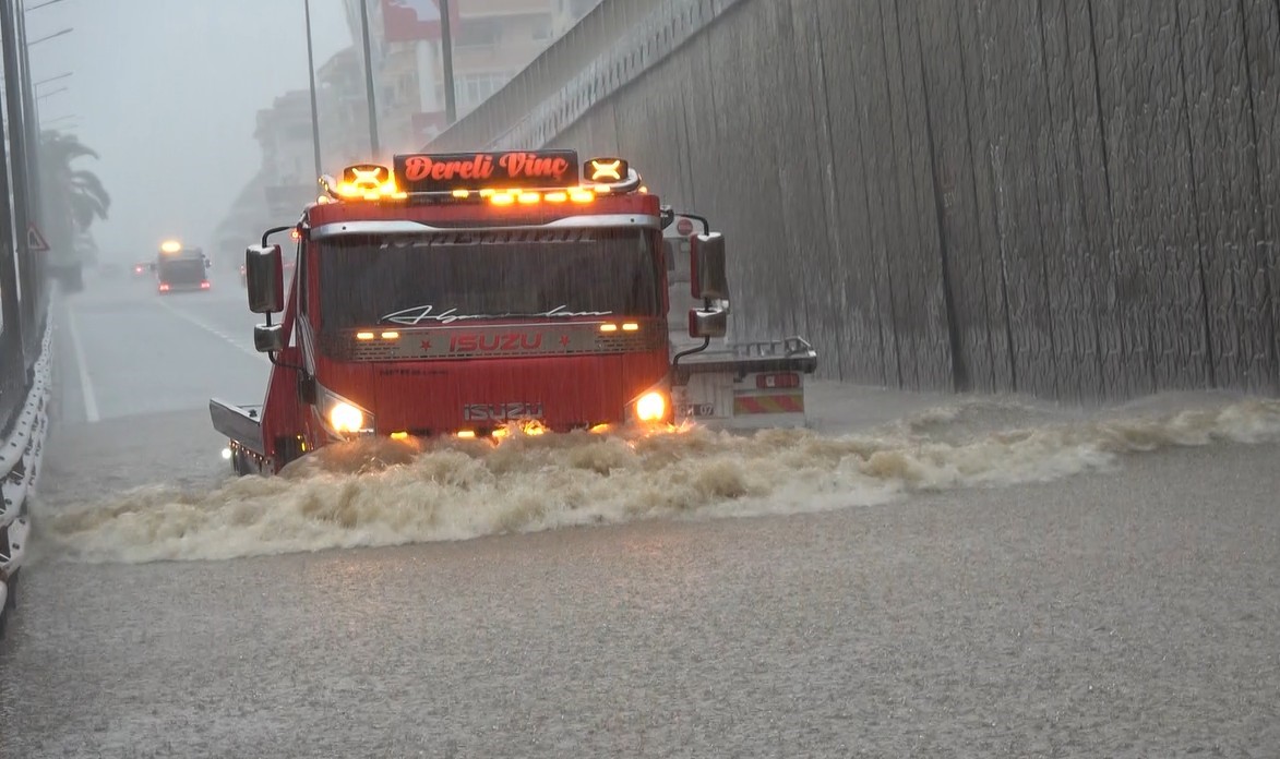 Alanya'da dün akşam başlayan sağanak yağış, bugün şiddetini artırarak yaşamı