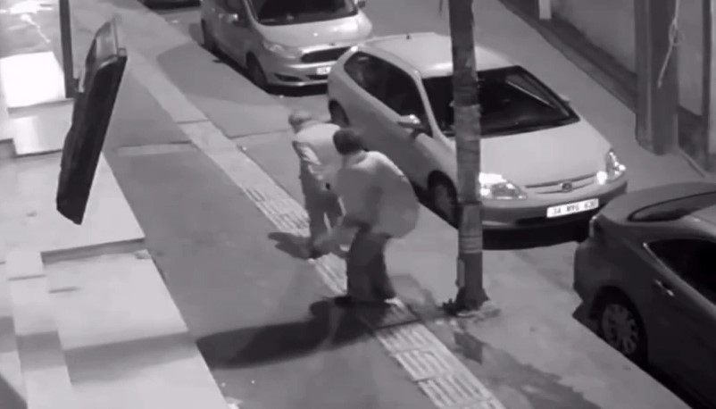 İstanbul Esenyurt'ta alkollü bir kadın, sokakta para istemesi sonrası reddedilen