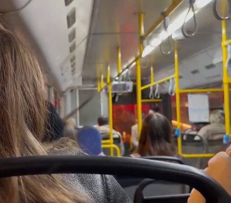 Ankara'da EGO otobüs şoförü, trafik yoğunluğu nedeniyle aracını durdurunca yolcularla