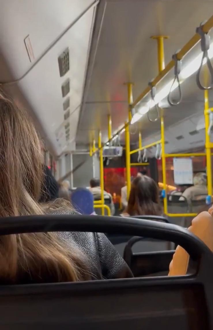 Ankara'da EGO otobüs şoförü, trafik yoğunluğu nedeniyle aracını durdurunca yolcularla