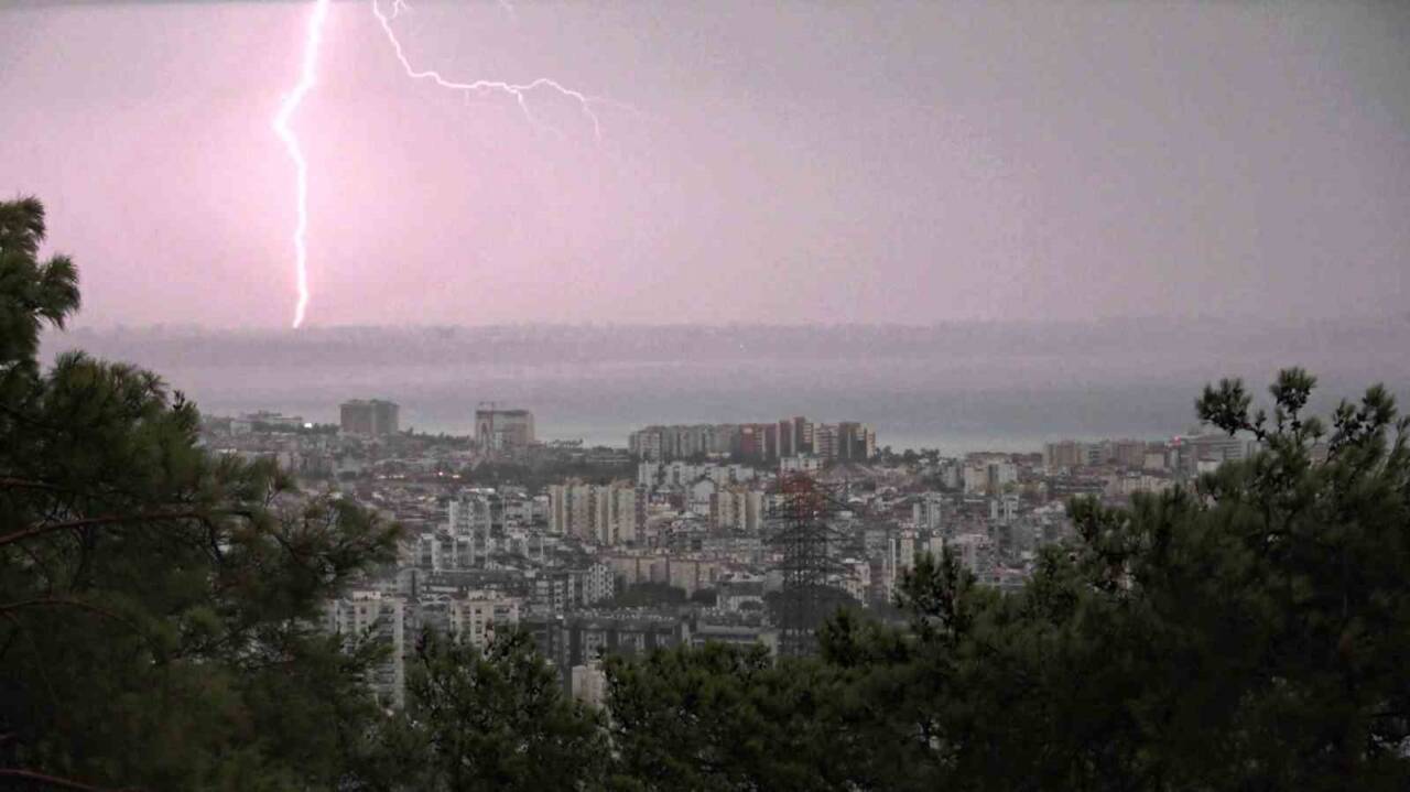 Antalya'da Meteoroloji Bölge Müdürlüğü'nün sarı kod uyarısının ardından şiddetli yağış