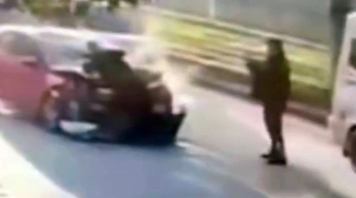 Aydın'ın Söke ilçesinde, aralarında husumet bulunan polis memuru A.K.'yı aracından