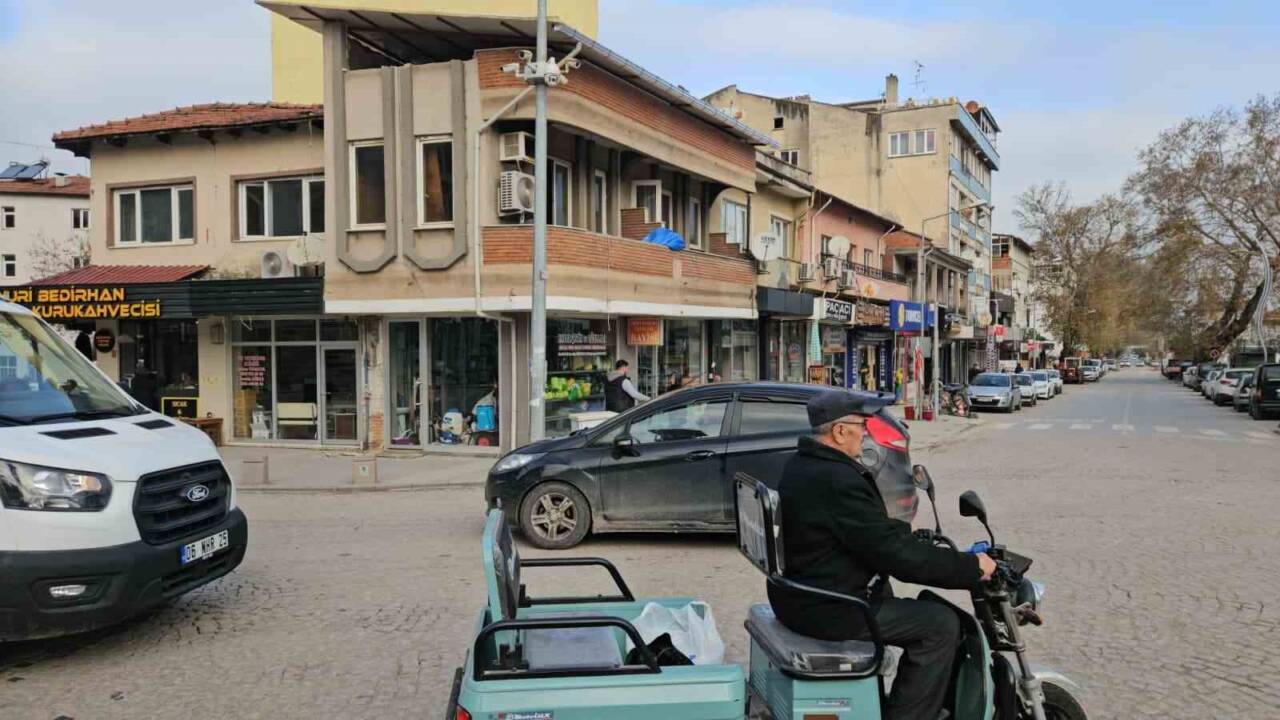 Balıkesir’in Sındırgı ilçesinde 4,9 büyüklüğünde bir deprem meydana geldi. AFAD'tan