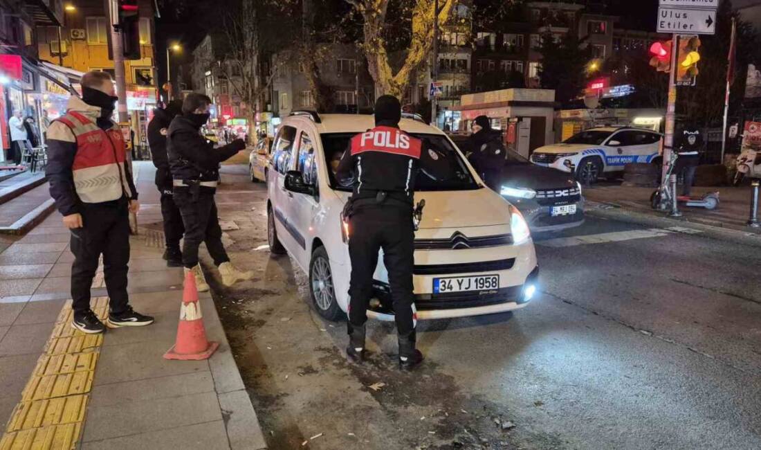 Beşiktaş Ortaköy'de yılbaşı öncesi polis ekipleri, güvenlik önlemlerini artırarak araç
