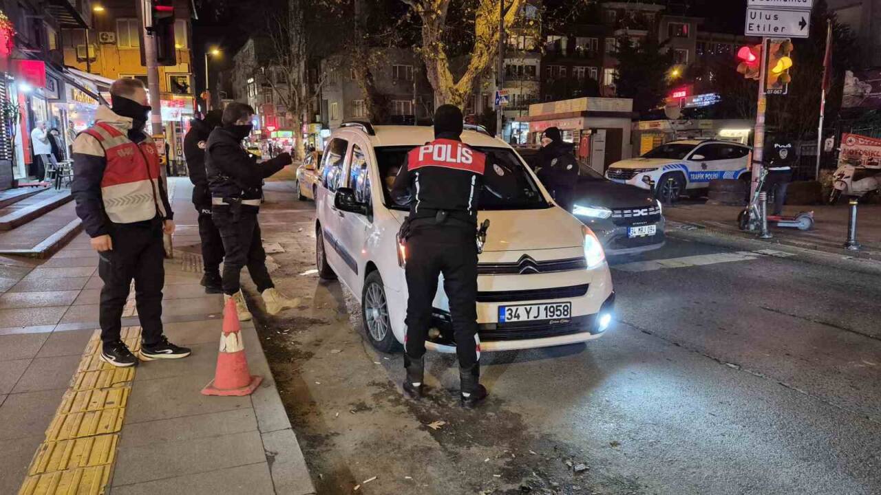 Beşiktaş Ortaköy'de yılbaşı öncesi polis ekipleri, güvenlik önlemlerini artırarak araç