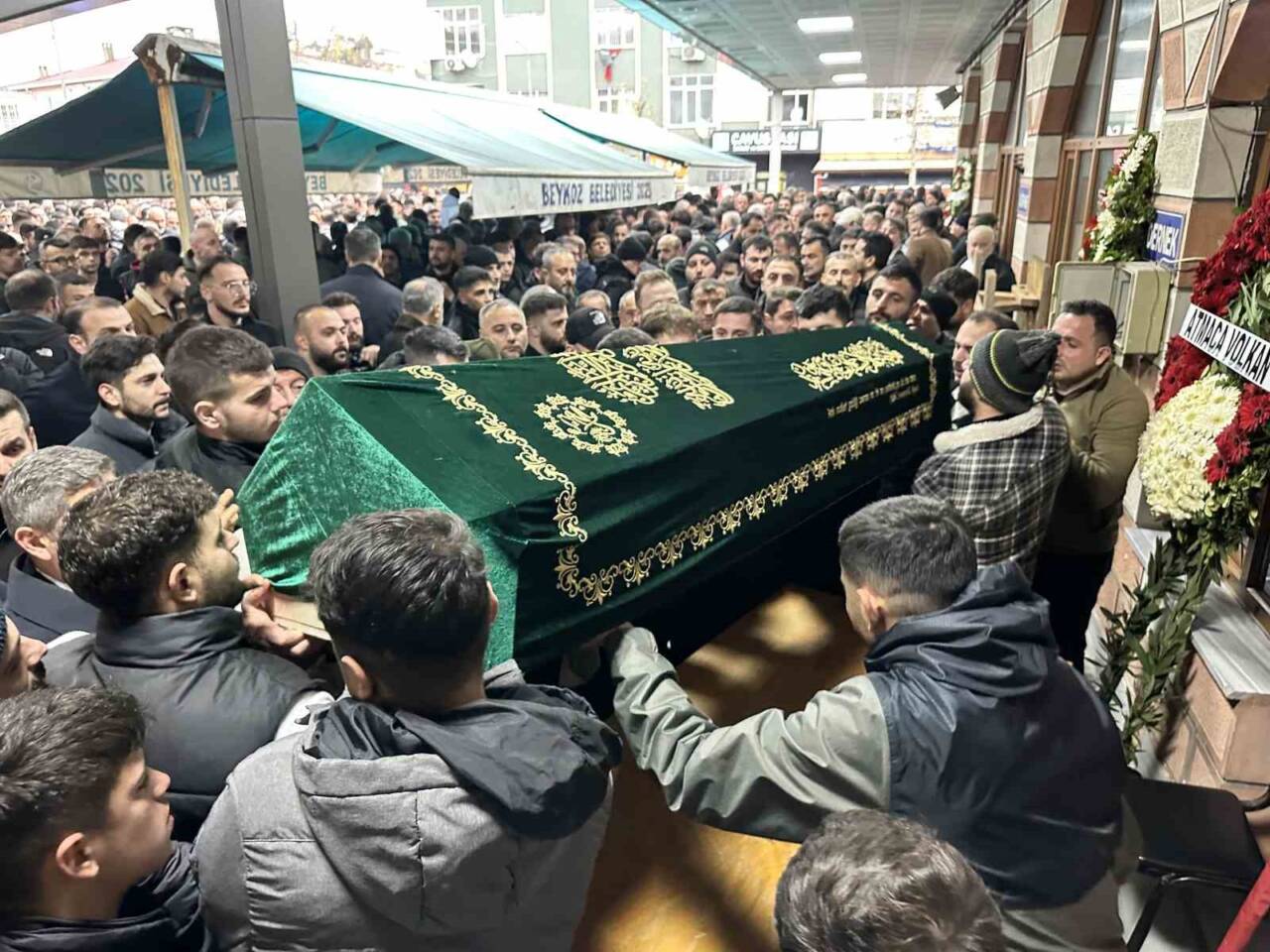 İstanbul Beykoz'da, V.A. isimli şahıs, kız kardeşiyle ilişkisi olduğu iddia