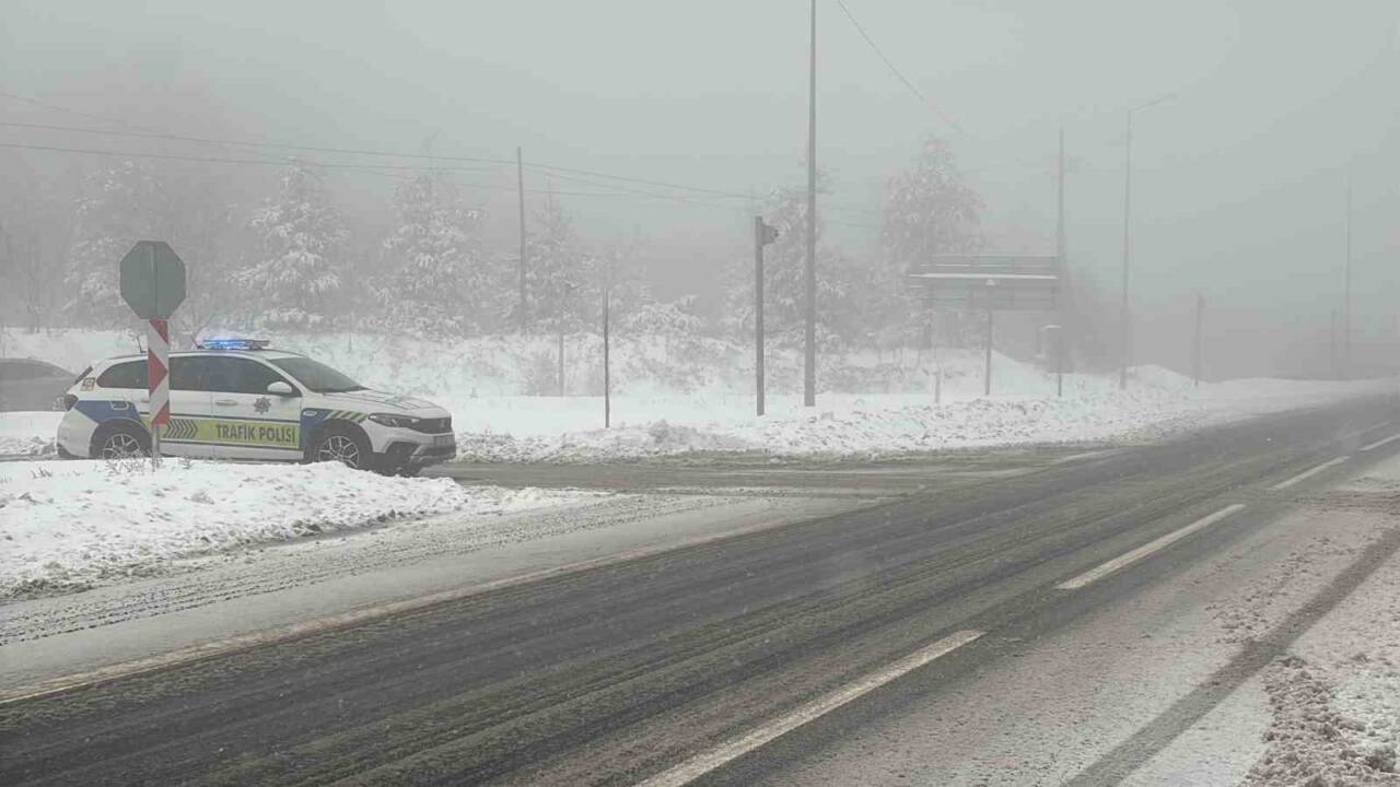 Bolu Dağı'nda etkili olan kar yağışı, D-100 kara yolunun bazı