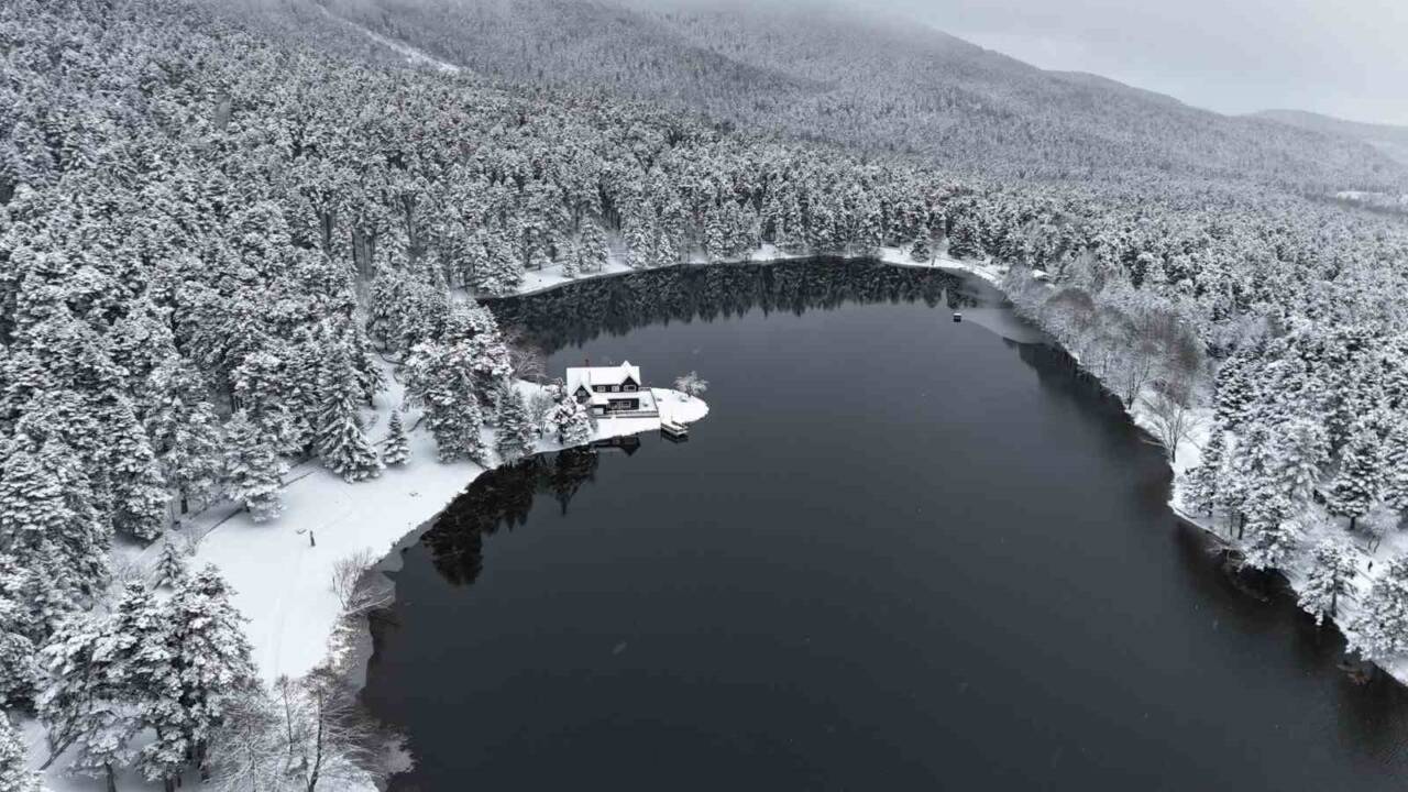 Bolu'nun gözde mekanlarından Gölcük Tabiat Parkı, kar yağışının ardından bembeyaz