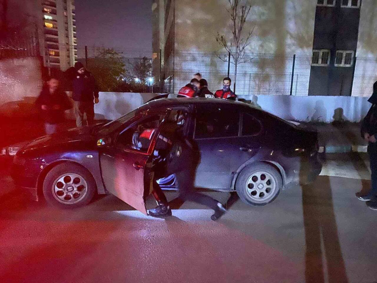 Bursa'da gerçekleştirilen asayiş ve kumar denetimlerinde bir aranan şahıs yakalanırken,