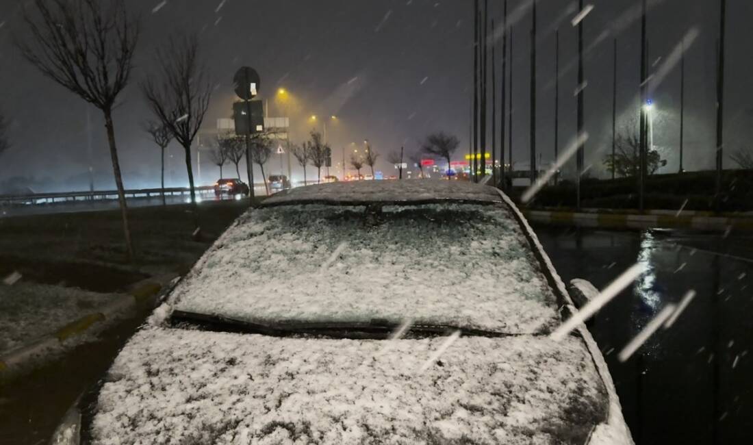 Büyükçekmece'de etkili olan kar yağışı, park halindeki araçları beyaza bürüdü
