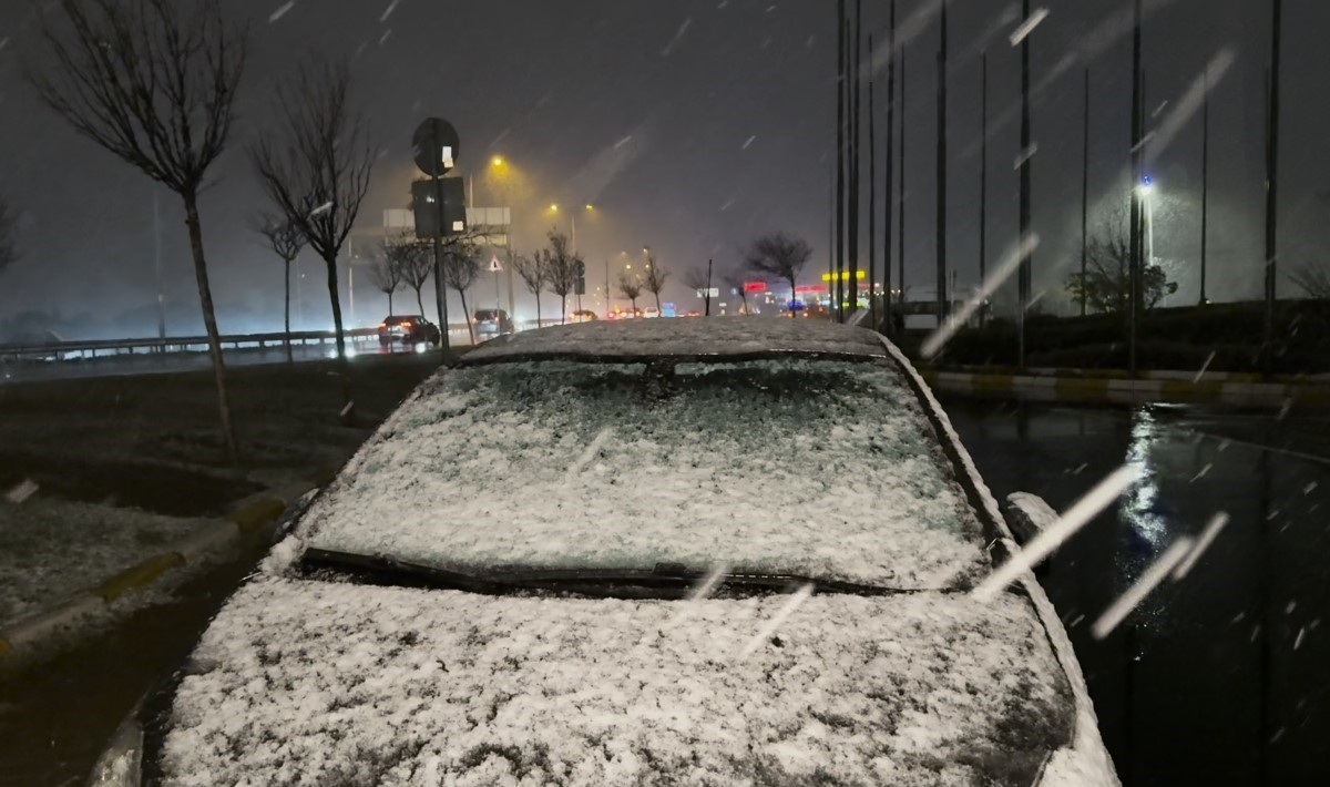 Büyükçekmece'de etkili olan kar yağışı, park halindeki araçları beyaza bürüdü