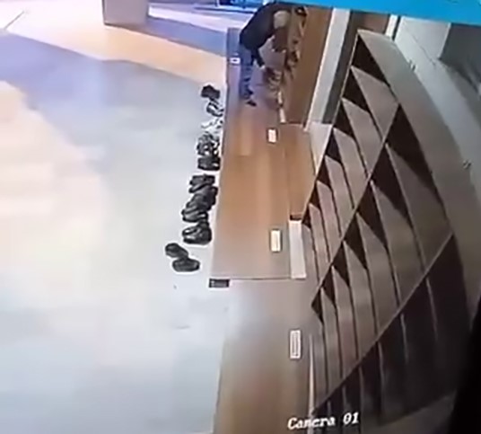 Elazığ'da Kubbeli Cami'nde namaz sonrası ayakkabı hırsızlığı yaşandı. Kameralarda, bir