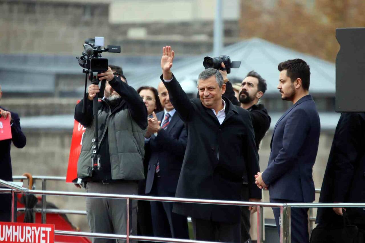 Cumhuriyet Halk Partisi (CHP) Genel Başkanı Özgür Özel, Kayseri'deki mitingde