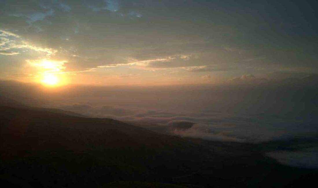 Erzincan'da gündoğumuyla hava sisle kaplanarak Keşiş Dağı'ndan muhteşem bir manzara