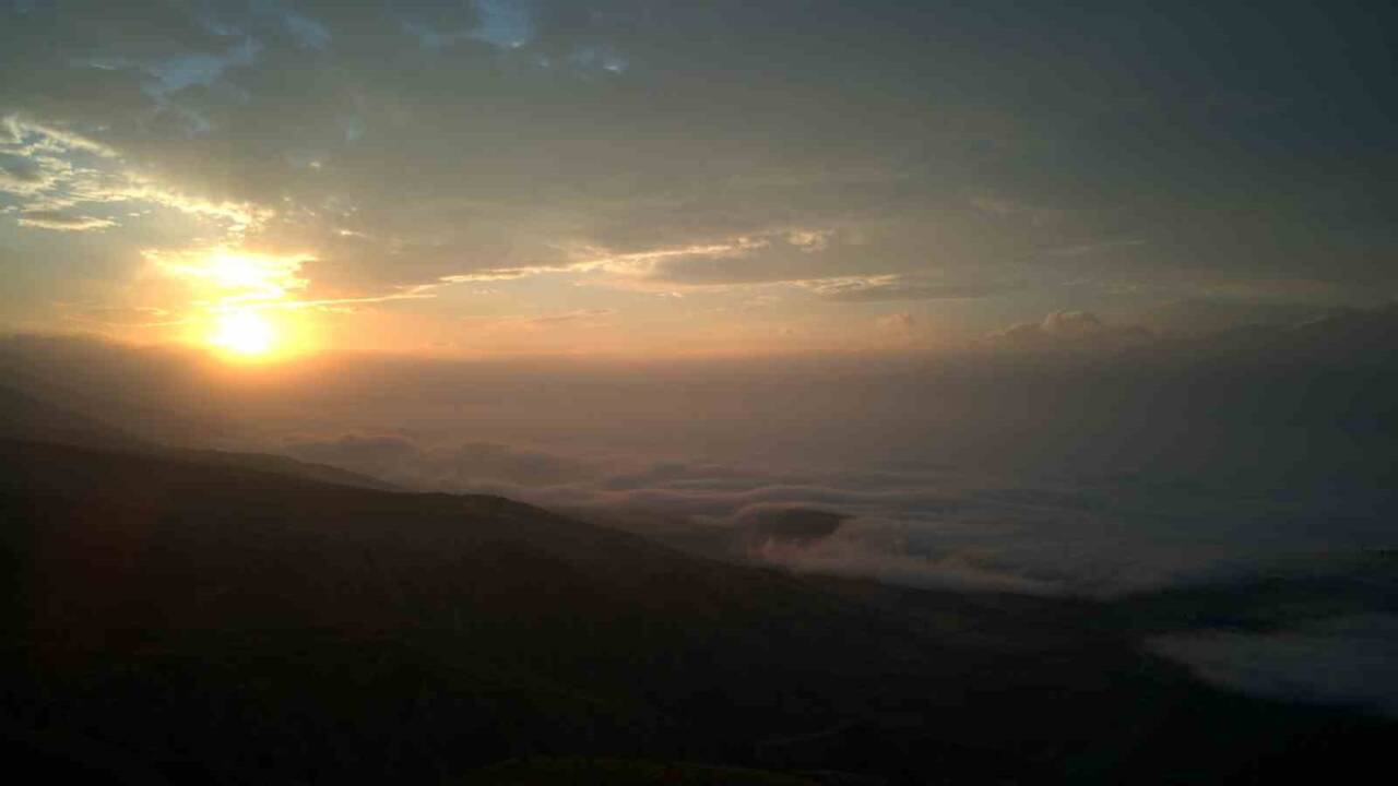 Erzincan'da gündoğumuyla hava sisle kaplanarak Keşiş Dağı'ndan muhteşem bir manzara