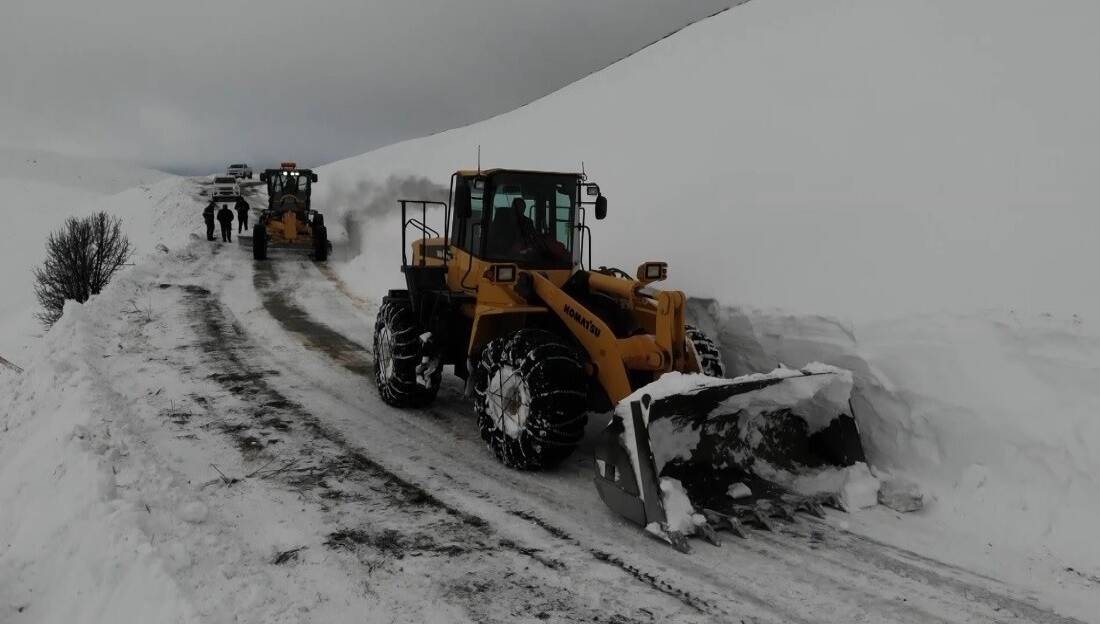 Erzincan'da etkili olan kar yağışı ve tipi nedeniyle kapanan 12