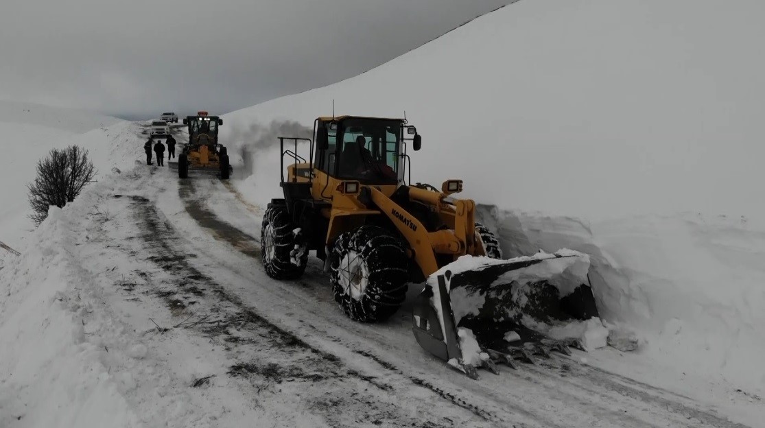 Erzincan'da etkili olan kar yağışı ve tipi nedeniyle kapanan 12