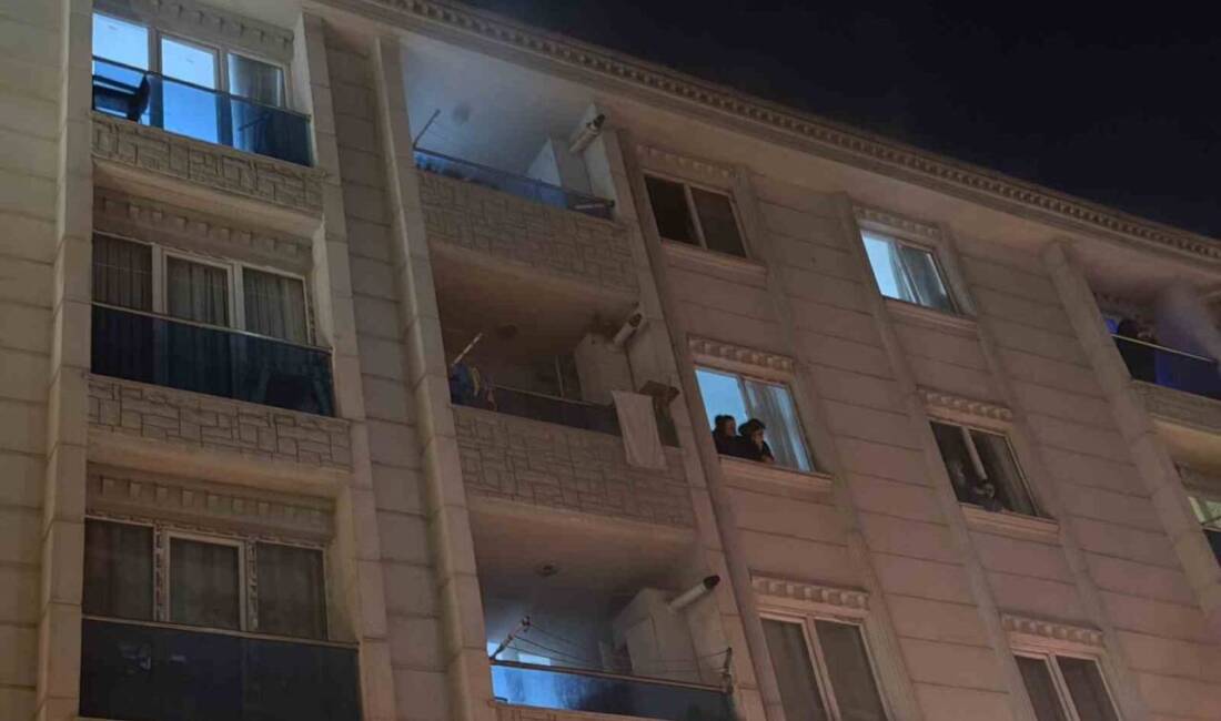 Esenyurt'ta 5 katlı bir binanın ikinci katında çıkan yangında vatandaşlar