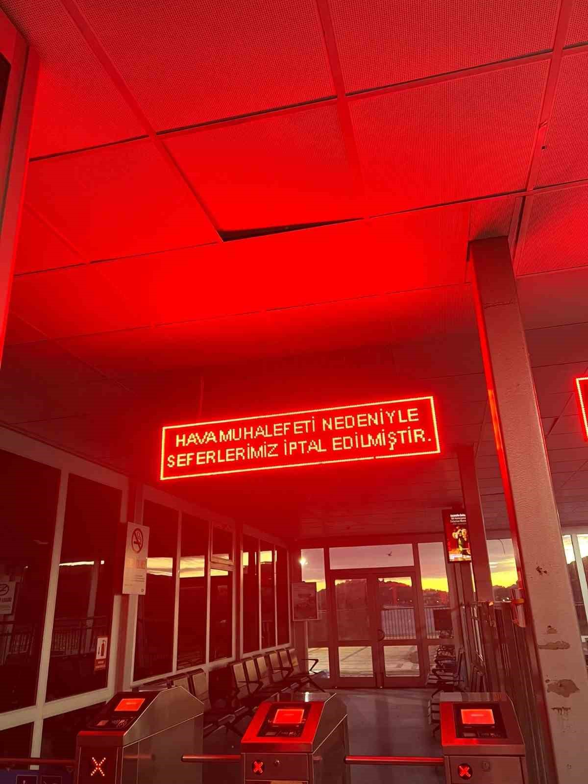 Meteoroloji Genel Müdürlüğü'nün uyarılarının ardından, İstanbul Adalar hattındaki vapur seferleri