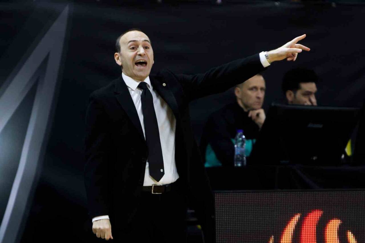 Galatasaray Erkek Basketbol Takımı, başantrenör Yakup Sekizkök ile yollarını ayırdı.