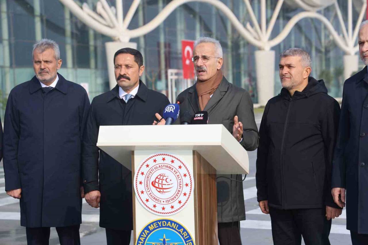 Ulaştırma ve Altyapı Bakanı Abdulkadir Uraloğlu, Hatay Havalimanı'nda yapılan çalışmaların