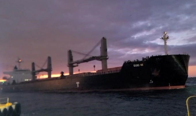 İstanbul Beşiktaş açıklarında EGE-M isimli yük gemisi makine arızası nedeniyle