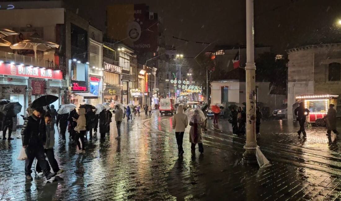 İstanbul'da etkili olan kar yağışı, yolları beyaza bürüdü. Meteoroloji Genel